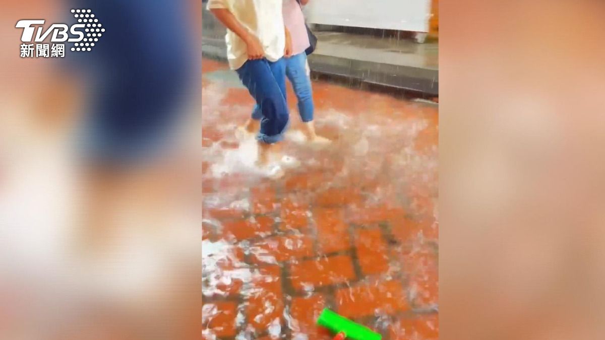 彰化鹿港突降暴雨 老街淹水成小溪。(圖/TVBS)