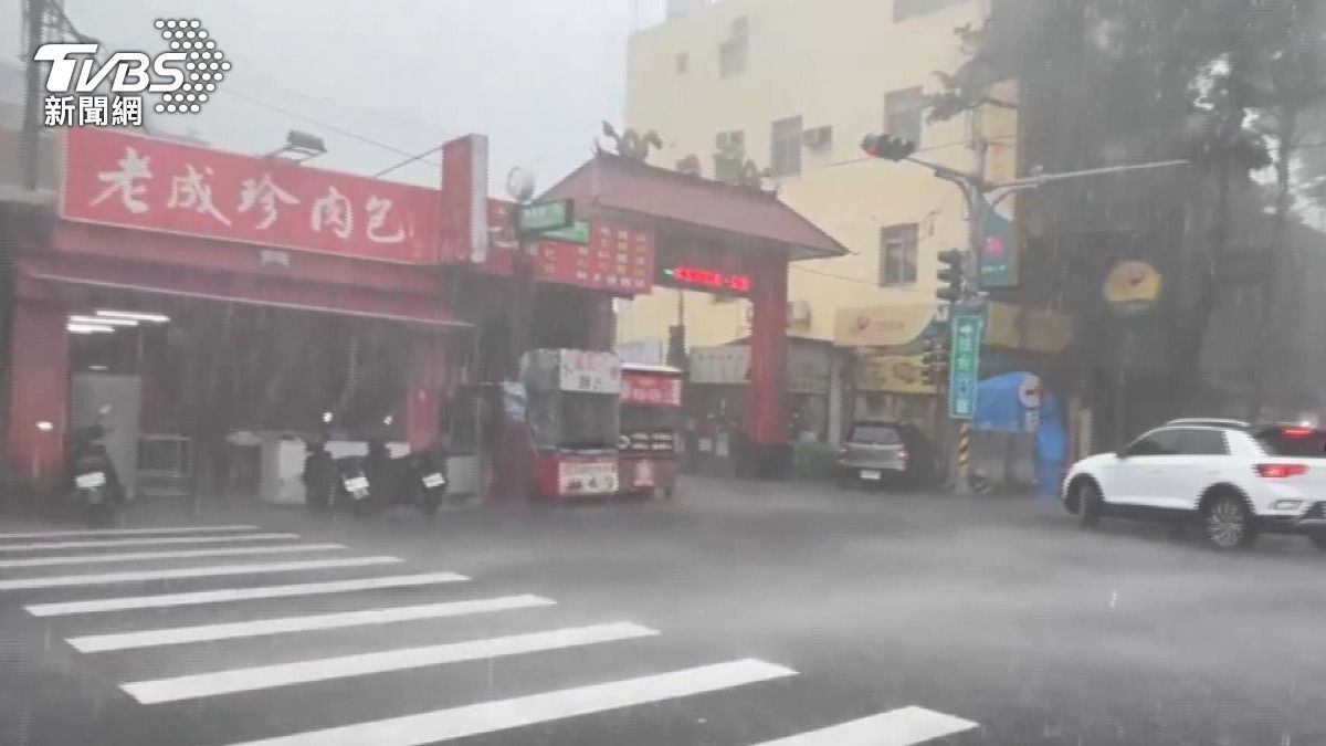鹿港老街店家表示,如果再下更大的雨就會淹得更嚴重。(圖/TVBS)