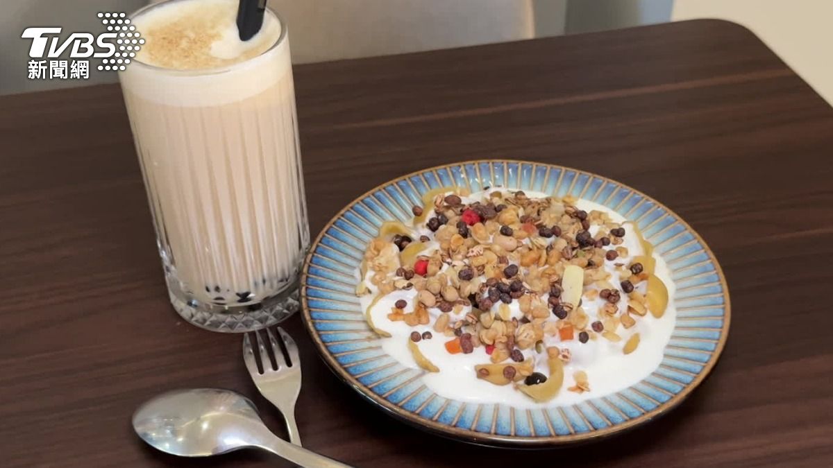 想聚餐廳推出珍奶貝殼麵，透露每月銷量可達三十份，就連男性也願意嘗試。（圖／TVBS）