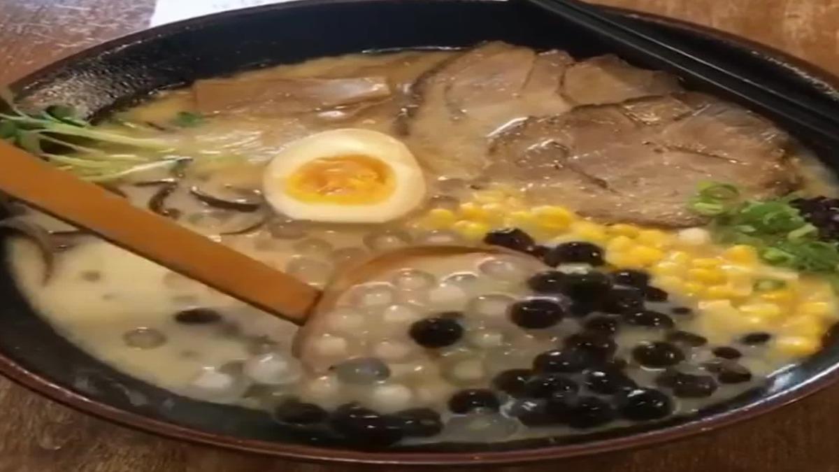 森本家拉麵把黑白珍珠都加到拉麵裡面，但僅限假日販售。（圖／翻攝FB森本家拉麵）