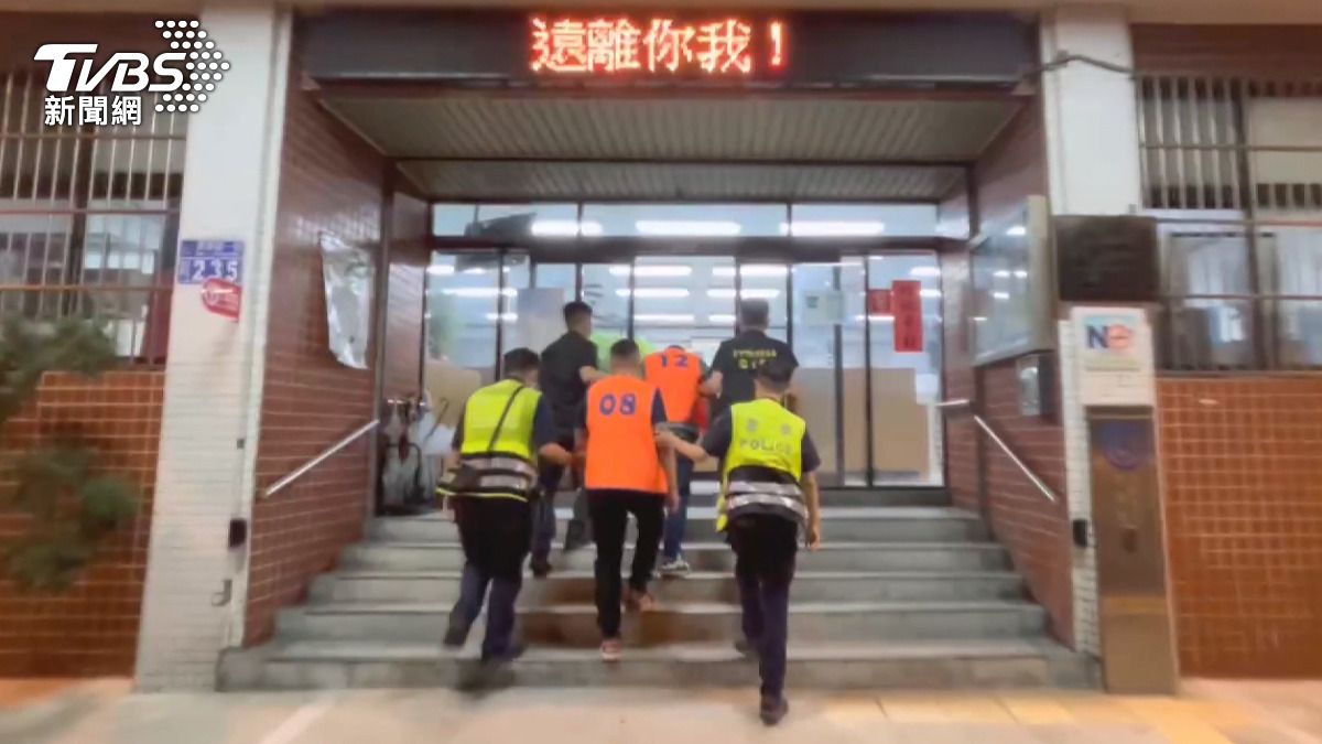 角頭看太多？持球棒攔車！28歲男當街復仇　店家遭撞爛損10萬。(圖／TVBS)