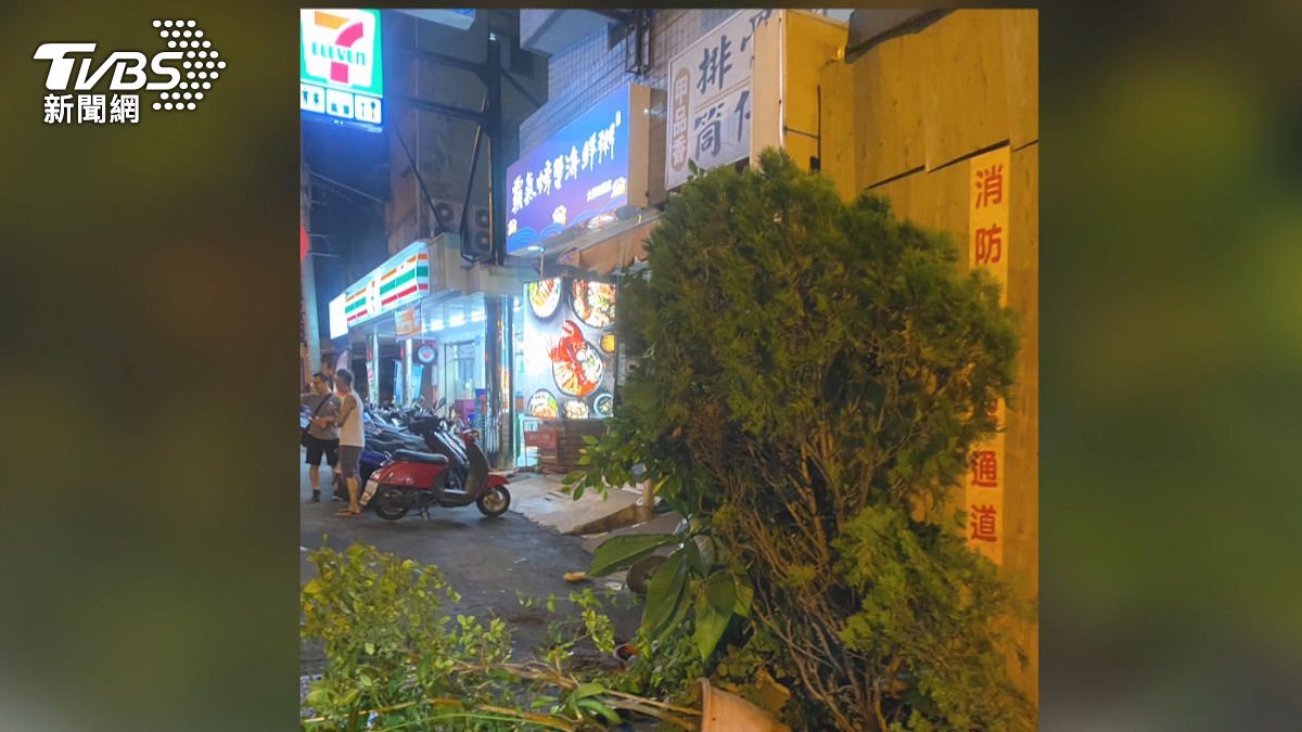 角頭看太多？持球棒攔車！28歲男當街復仇　店家遭撞爛損10萬。(圖／TVBS)
