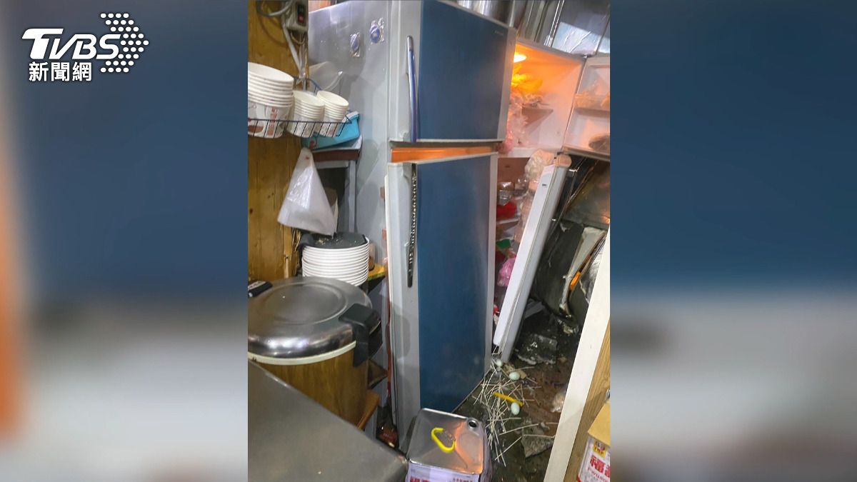 楊男為求自保死命逃跑的過程中，不慎撞毀路邊的便當店和麵店。(圖／店家提供)
