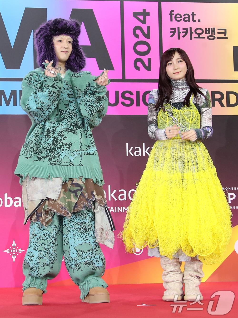 日本音樂團體YOASOBI上過《MCD》與其他韓國典禮,卻未見當地網友大力反彈。(圖/news1提供)