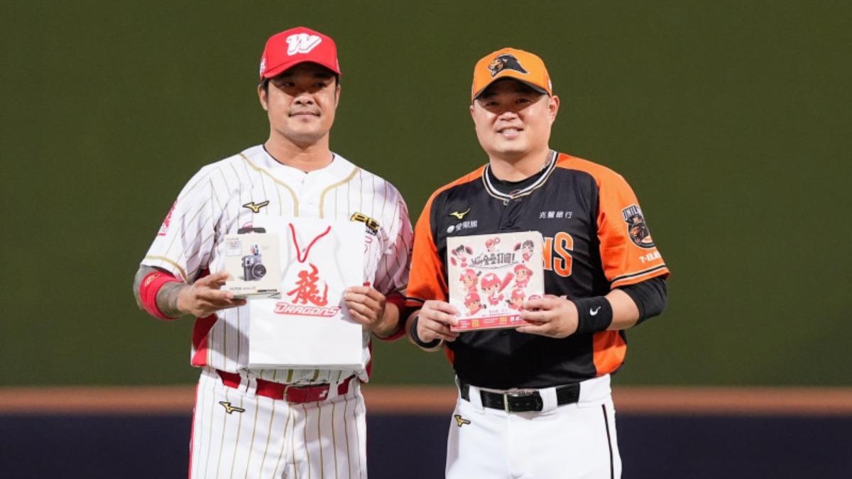 中職/胡金龍天母球場最終戰!林智勝獻禮相擁場面感人