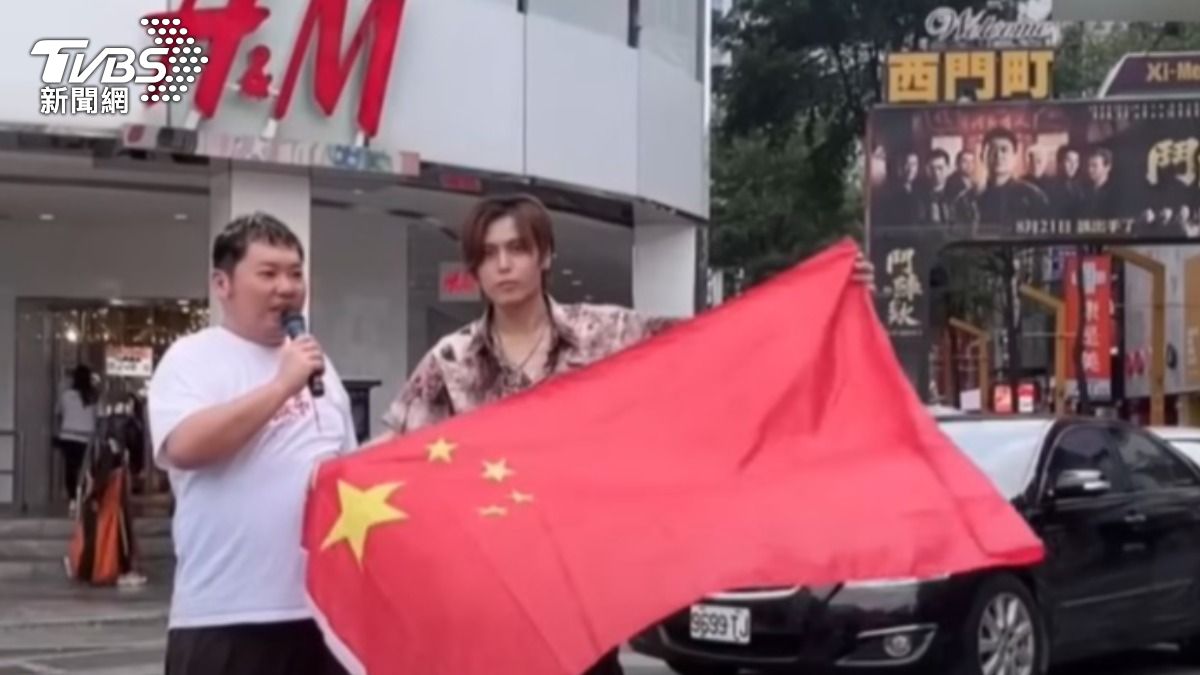 日網紅西門舉五星旗！不爽被驅逐嗆移民署　拍片哭訴：妻兒還在台