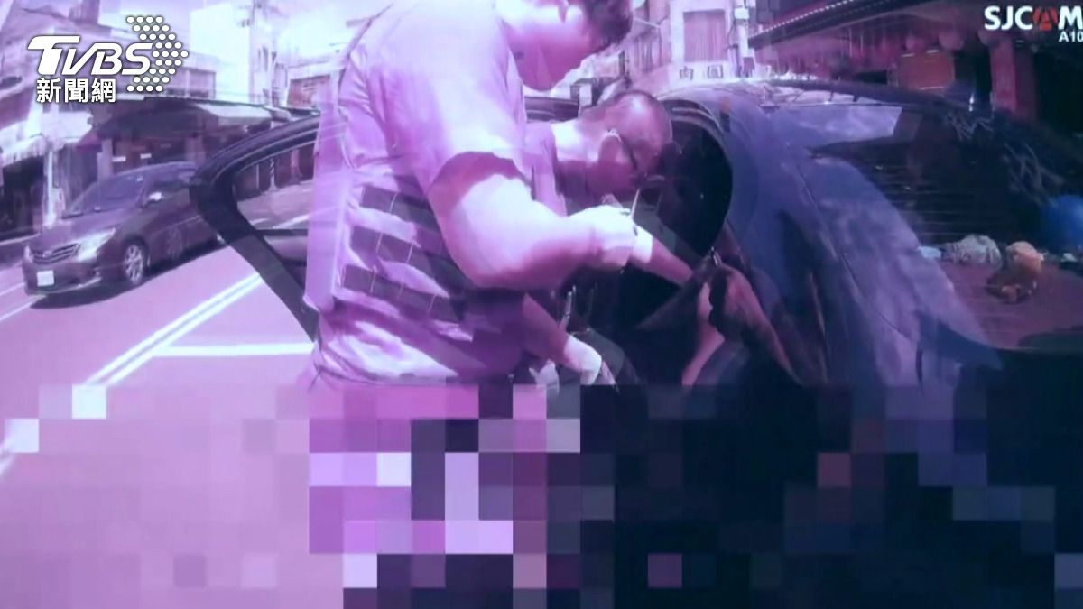 進一步查證發現,該名女子竟是毒品通緝犯,警方立即將她逮捕並解送彰化地檢署歸案。(圖/警方提供)