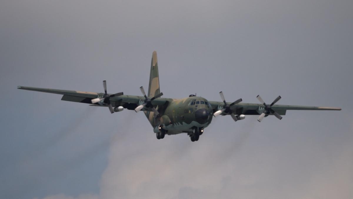 空軍C-130運輸機，近日頻繁掛載莢艙裝備進行飛試，專家普遍推測，此裝備即為「玄戟專案」的自製電戰莢艙。(圖／IDF經國號粉專)