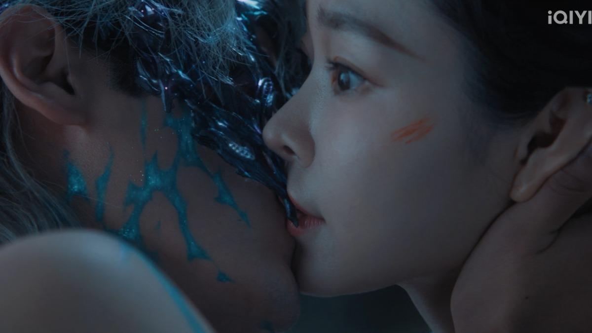 丞磊(左)、宋軼吻戲連發。(圖/翻攝自愛奇藝國際版)