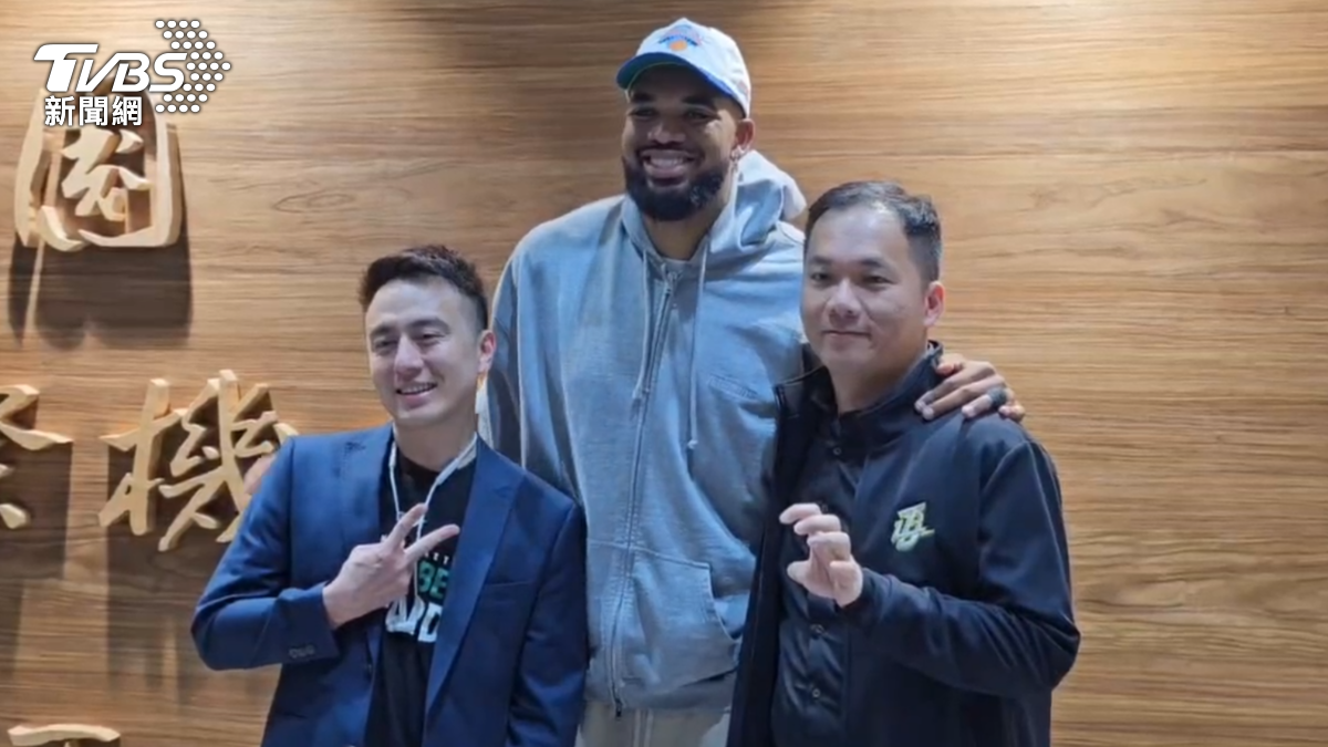 NBA巨星來了!尼克明星中鋒湯斯抵台 2字中文回應接機球迷