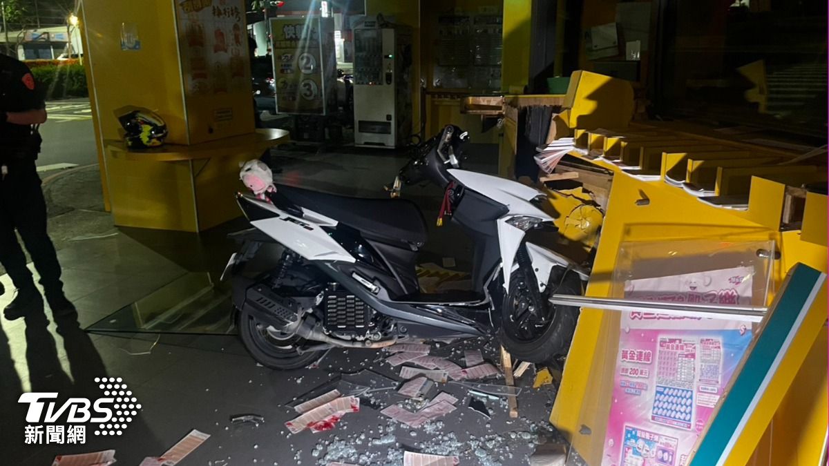 騎車去台南玩 男友同行騎後面目睹愛人撞進彩券行重傷昏迷