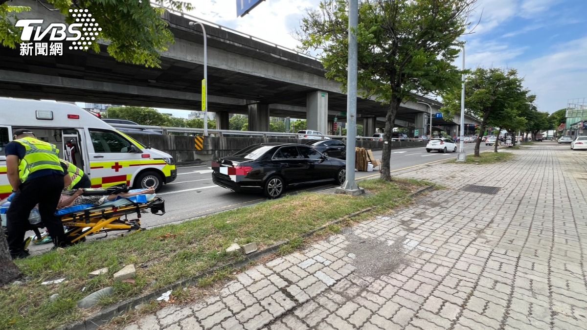 陳男肇事後沒有下車查看，再往前慢速行駛輾過江婦下體。（圖／TVBS）