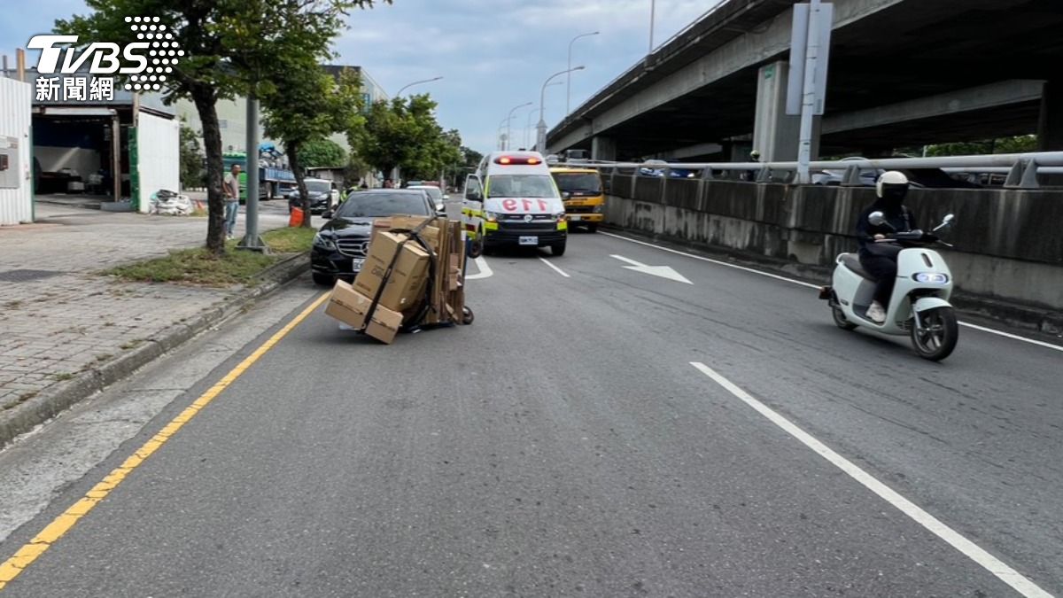 江婦推著回收走在環中路三段路旁，未走人行道，結果遭賓士撞擊。（圖／TVBS）