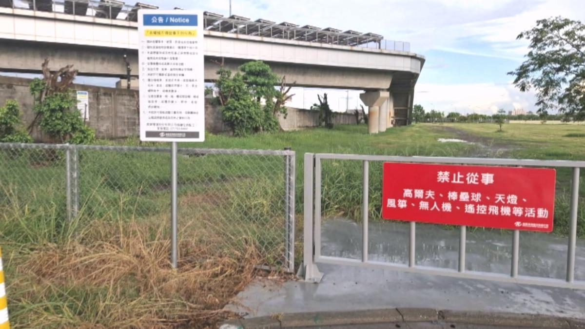 空地週邊都有告示牌,禁止打高爾夫、棒壘球,就連放風箏、空拍機都不可以,因為旁邊就是高架的捷運鐵軌(圖/翻攝臉書@高雄爆料公社)