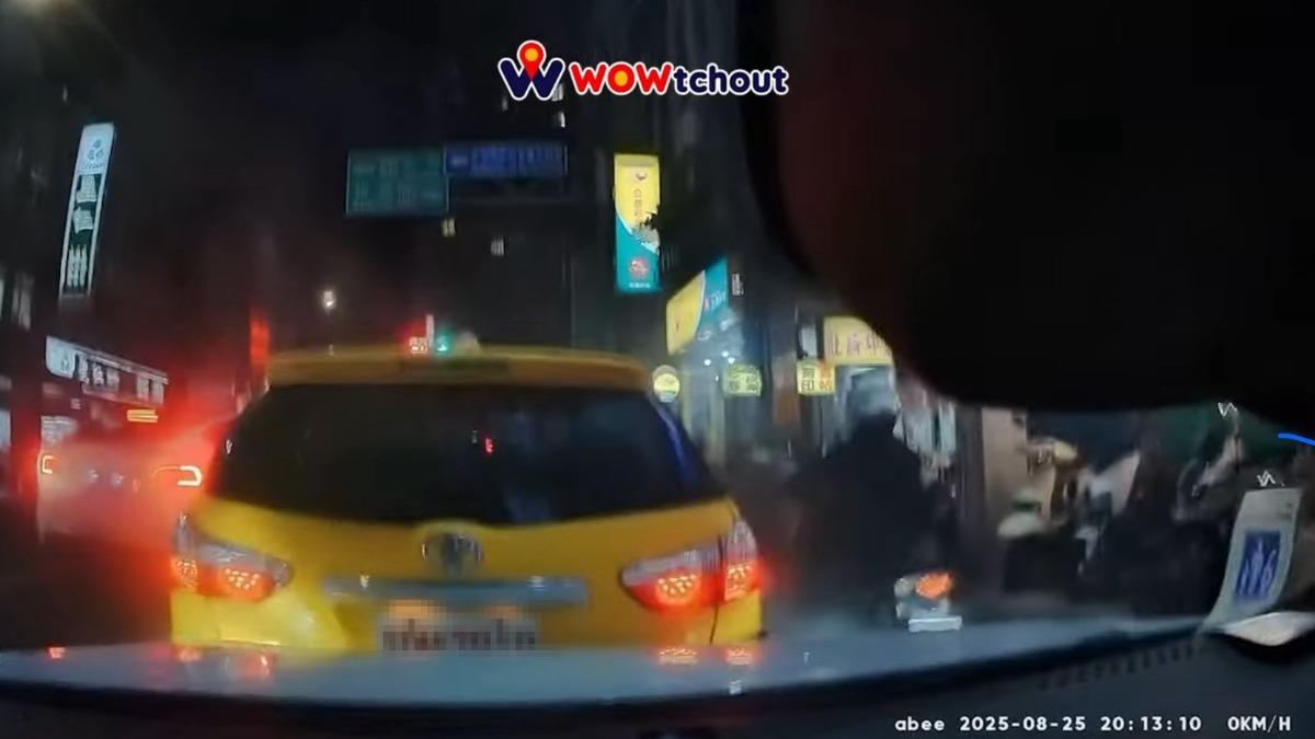 太緊張！新北運將等紅燈突爆衝又倒車　騎士嚇壞急躲騎樓