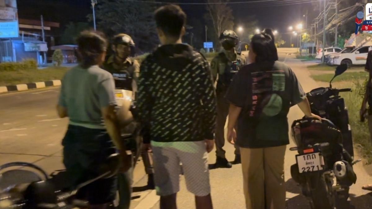 警方趕到現場,裸奔男子已經不見蹤影。(圖/翻攝FB@เมืองลุงโพสต์ )