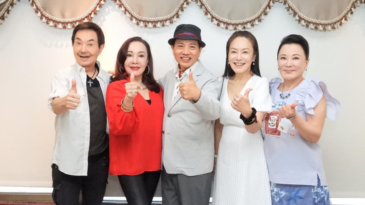 楊懷民（左起）、金燕、陳凱倫、金佩姍與張琴齊心為公益獻唱。（圖／陳凱倫工作室提供）