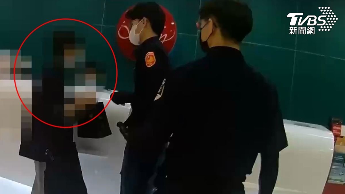 婦人到銀行提領，稱要幫小孩付房租，遭警確認是詐騙。（圖／TVBS）