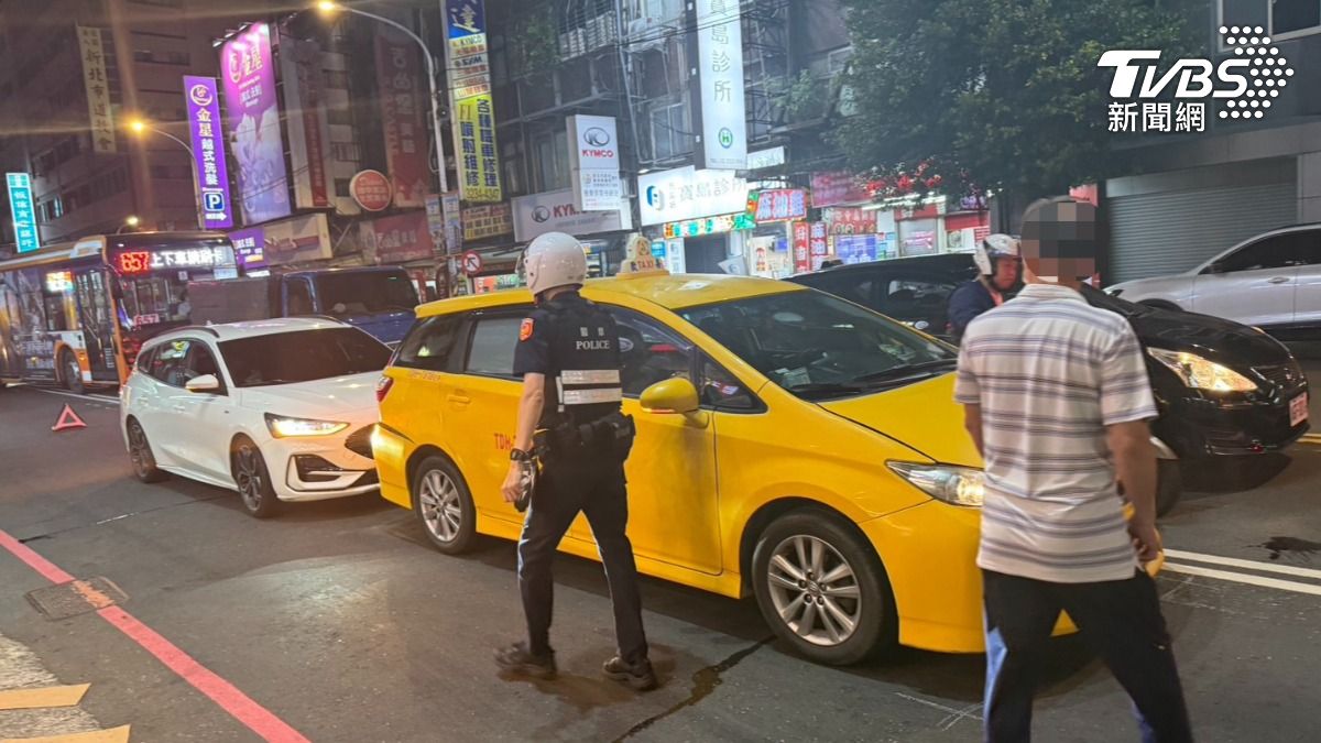 運將疑似太緊張不慎誤入倒車檔。(圖/TVBS)
