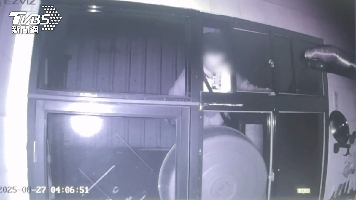 監視器畫面清楚顯示兒子爬牆進入住家行竊。(圖/當事人提供)