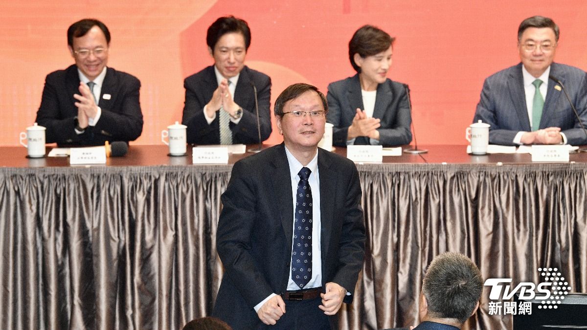 準衛福部次長莊人祥（前）表示，能升上次長是祖上有燒香。（圖／胡瑞麒攝）
