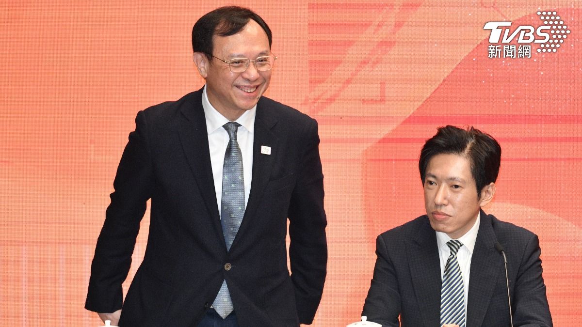 準衛福部長石崇良（左）曾是「防疫五月天」成員。（圖／胡瑞麒攝）