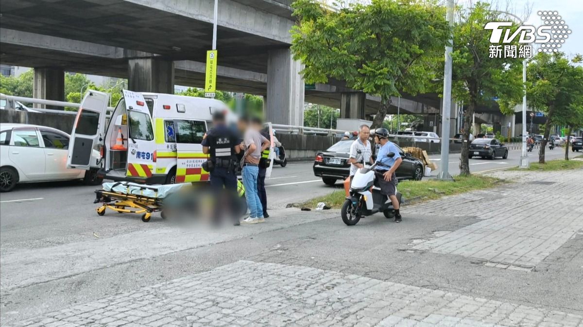 88歲嬤推回收車遭撞倒 肇事駕駛竟「再輾一次」 警方:朝殺人罪偵辦。(圖/TVBS)