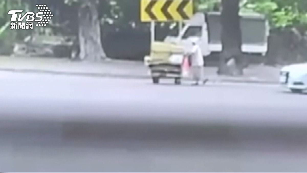 88歲嬤遭撞又輾過 進口車駕駛涉殺人罪。(圖/TVBS)