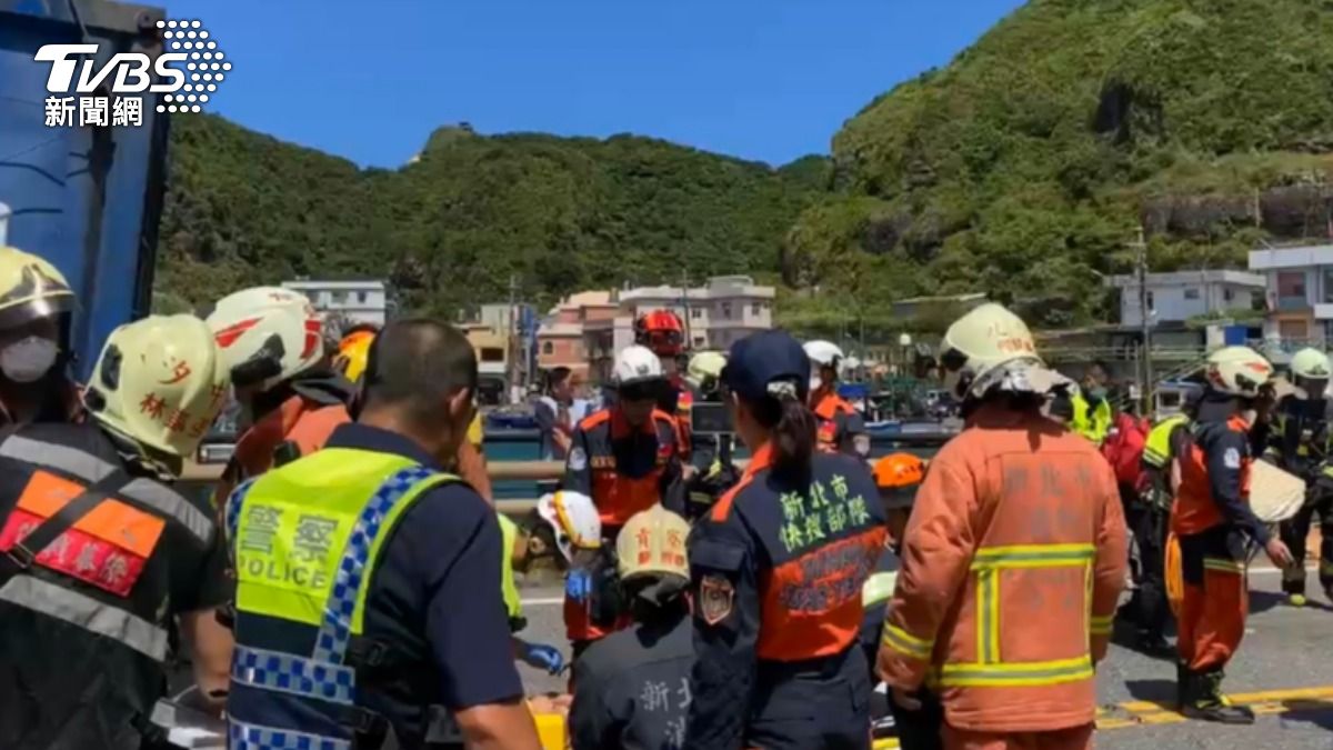 新北瑞芳4車連環撞!小貨車頭遭曳引車夾擊1死2傷