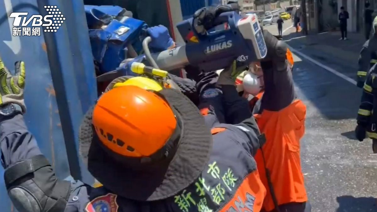 警消救出受困3人，其中1人OHCA送醫後不治。（圖／TVBS）