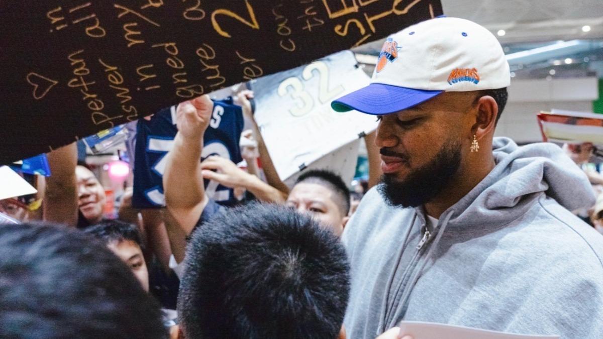 5屆NBA全明星中鋒唐斯來台,對球迷合照簽名來者不拒。(圖/雲豹提供)