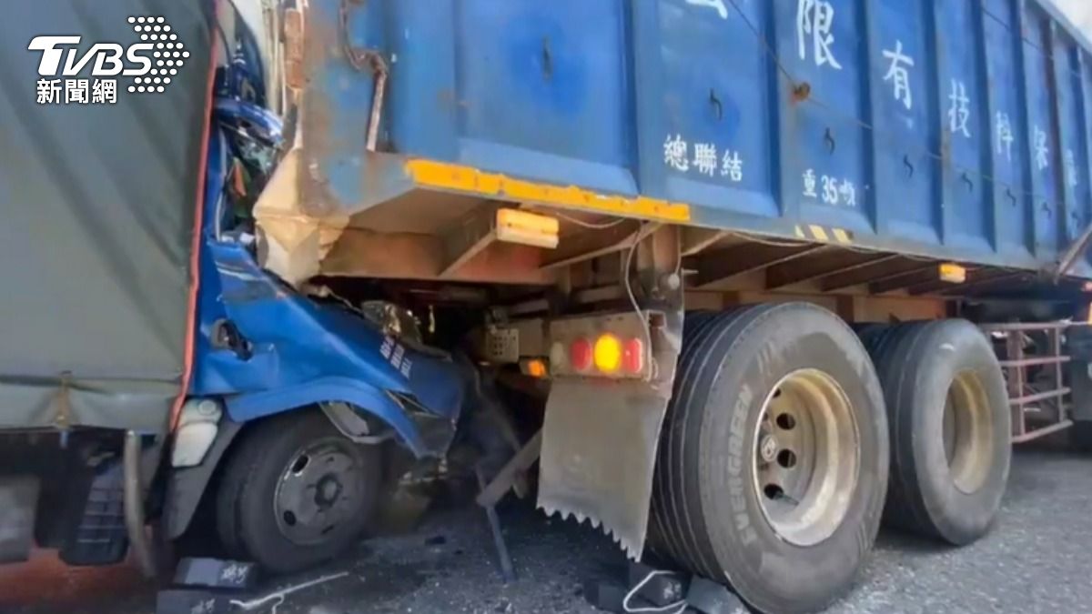 小貨車車頭遭撞擊，車內3人受困已救出送醫。（圖／TVBS）