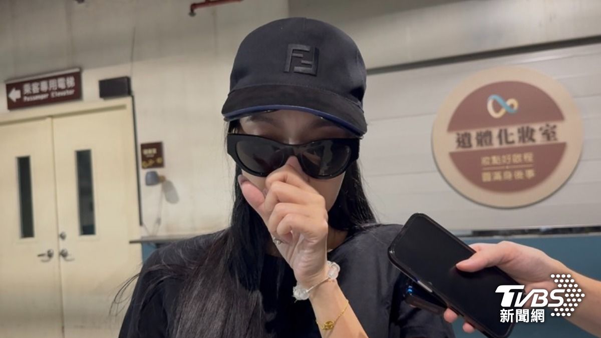 御用化妝師驟逝!王思佳淚奔追思會「慟送最後一程」 才見面卻天人永隔