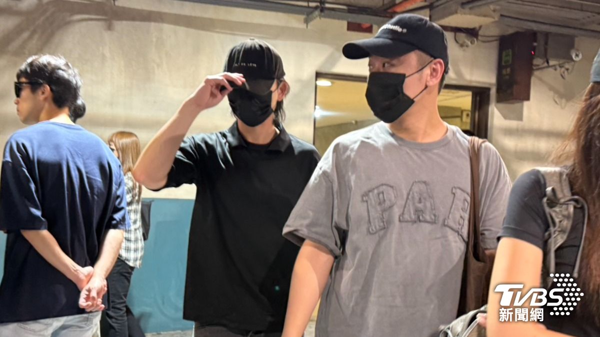 邱鋒澤和小賴現身致意。(圖/林彥君攝)