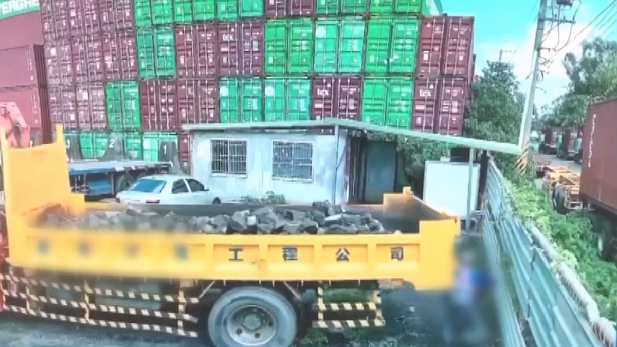司機下車時疑似手煞車沒拉起，導致車輛向後滑行，當場把人夾死（圖／翻攝臉書＠職業聯結車職業大貨車職業大客車拉拉隊運輸業照片影片資訊分享團）
