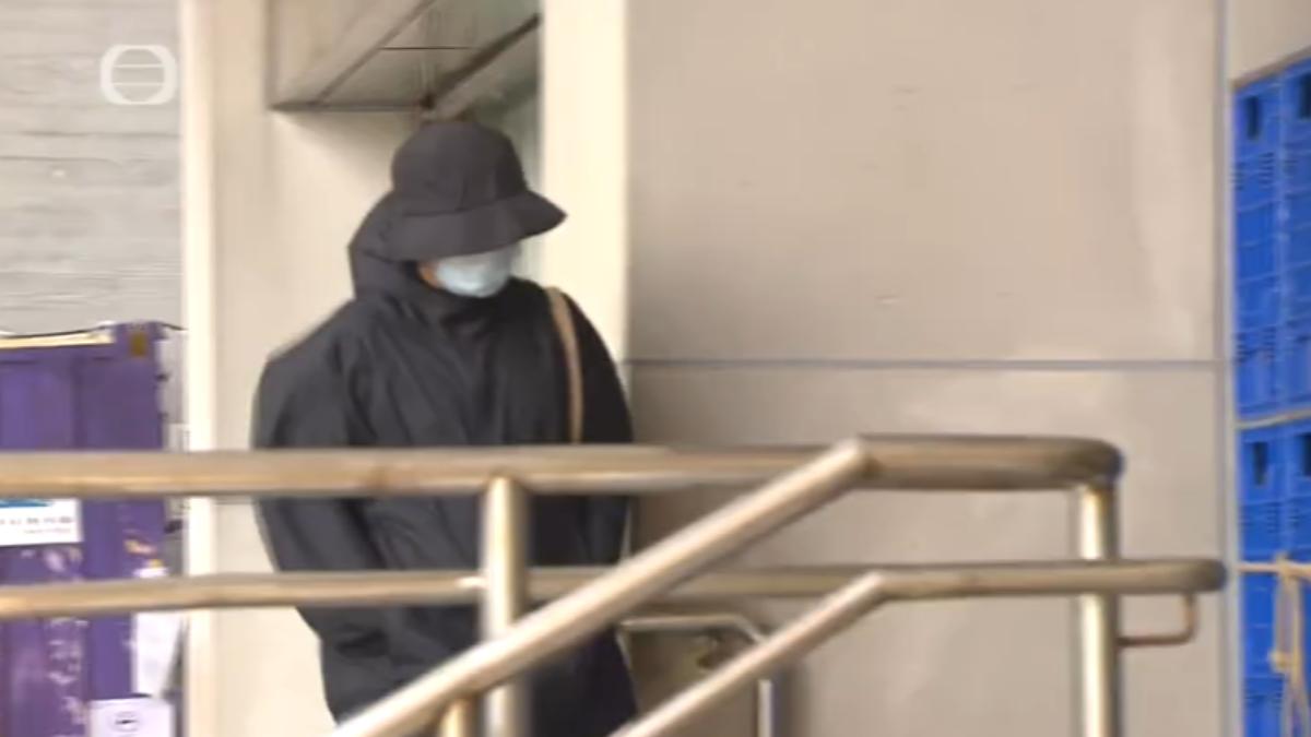 香港19歲劉姓青年,在足球賽奏國歌時,轉身背對背遭警方控告侮辱國旗罪。(圖/香港TVB)