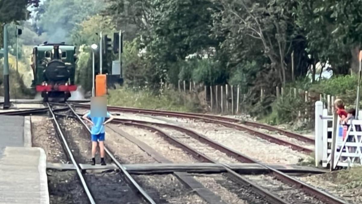 嚇死人!火車駛來英男孩竟「硬站軌道」 最後一刻才閃