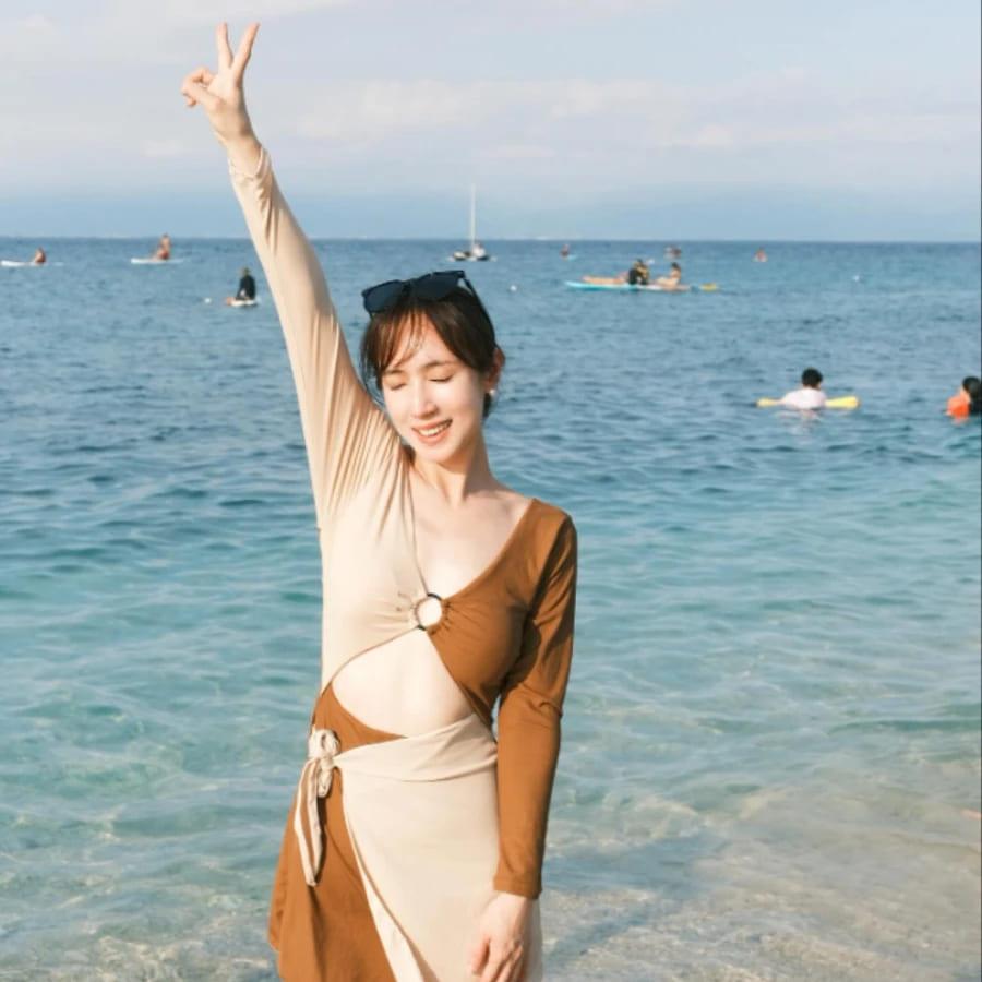 小薰在社群上大方曬出蘭嶼旅遊的比基尼辣照。(圖/翻攝自IG@estherxun)