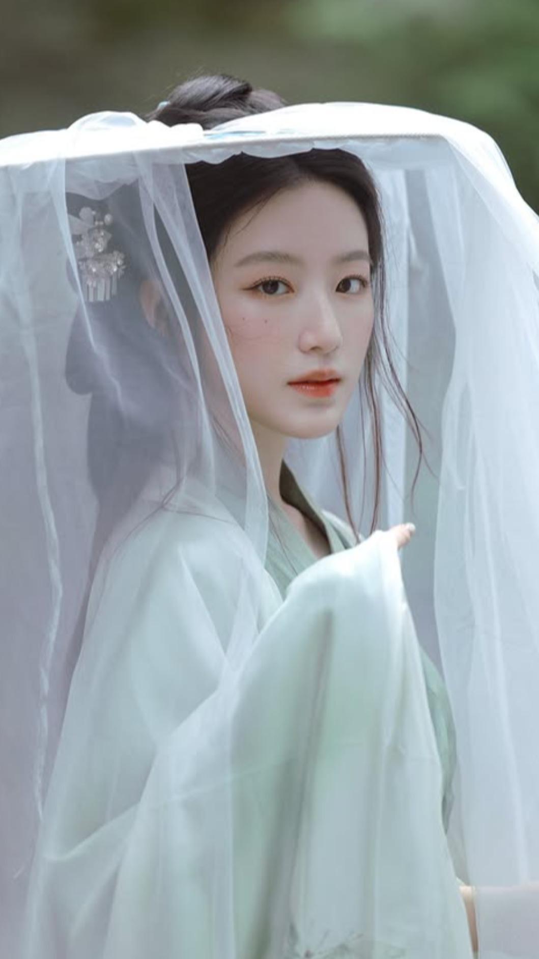 舒華最近更是靠著「戒麵粉」瘦出超驚人的螞蟻腰。（圖／翻攝自IG@yeh.shaa_）