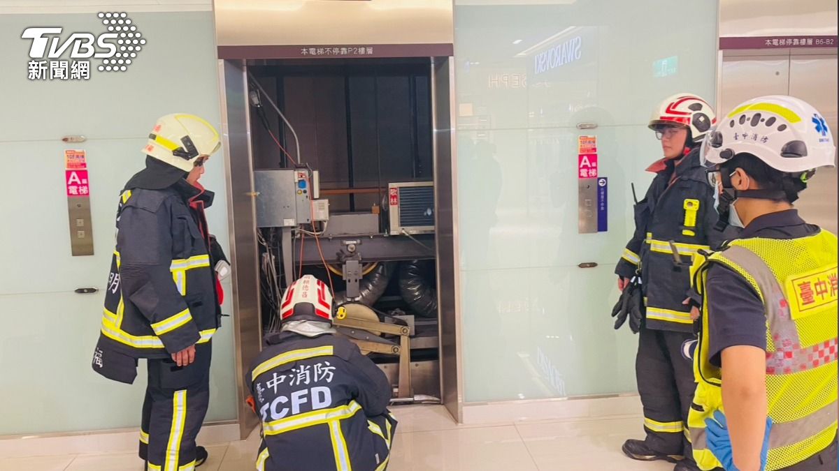 周末人多電梯故障!台中大遠百19人受困 遭爆前一天也出包