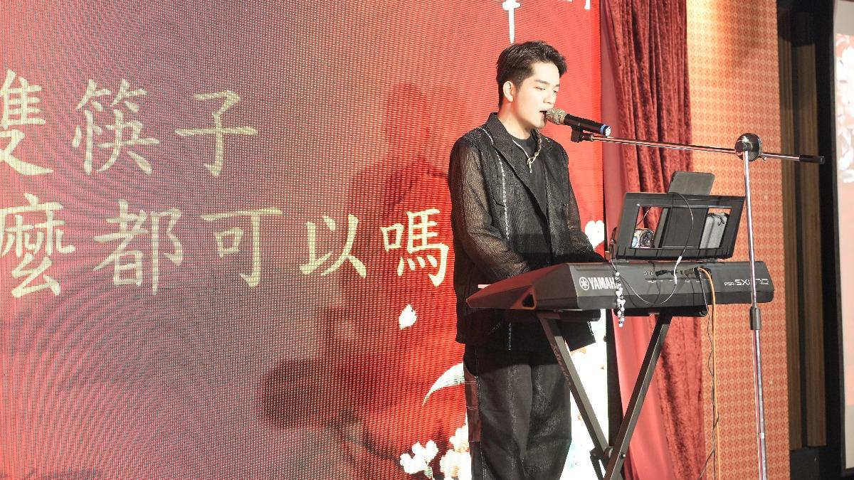 黃聖淵從小著迷霹靂布袋戲。(圖/黃聖淵提供)