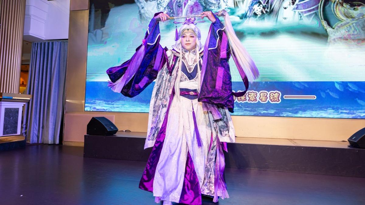 丁弼因爸爸的職業接觸布袋戲。(圖/麗星郵輪提供)