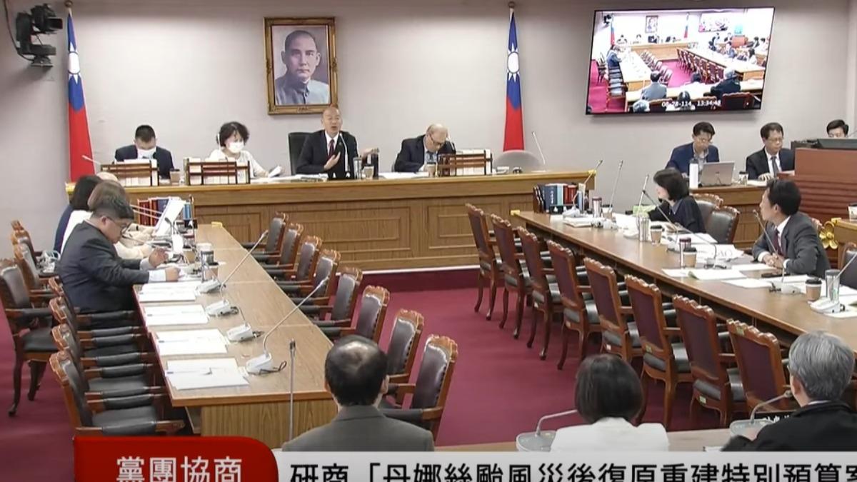 黃國昌突送暖柯建銘「最近很辛苦」韓國瑜笑:哇!心中一股暖流