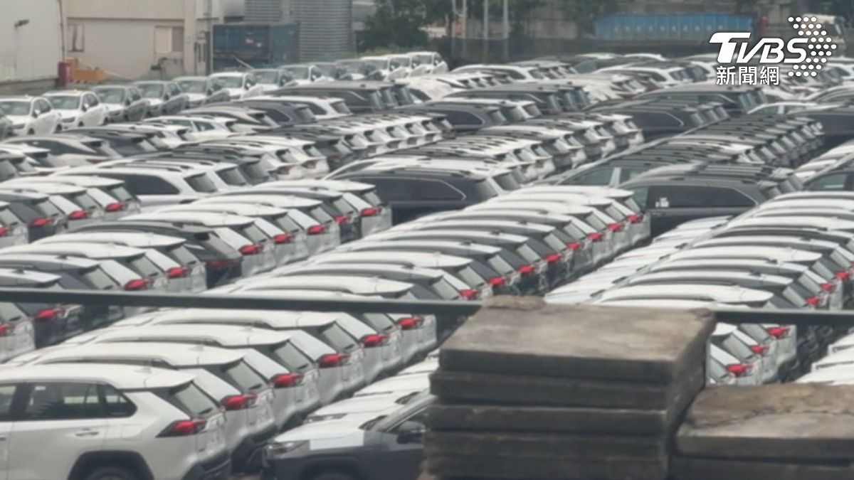 到港新車因為市場觀望而滯銷,為了避免跨年度而成新古車,車商可能被迫流血促銷。(圖/TVBS)