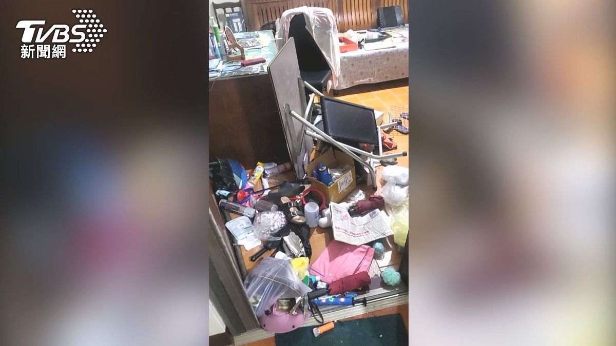 不滿公共區域物品和停車問題，雙方大打出手，雜物散落一地。（圖／TVBS）