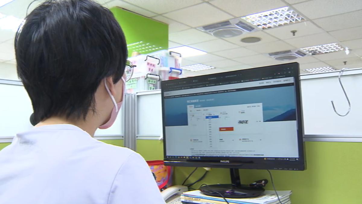 面對三個連假的高鐵搶票,上班族有不同的方法來應對。(圖/TVBS)