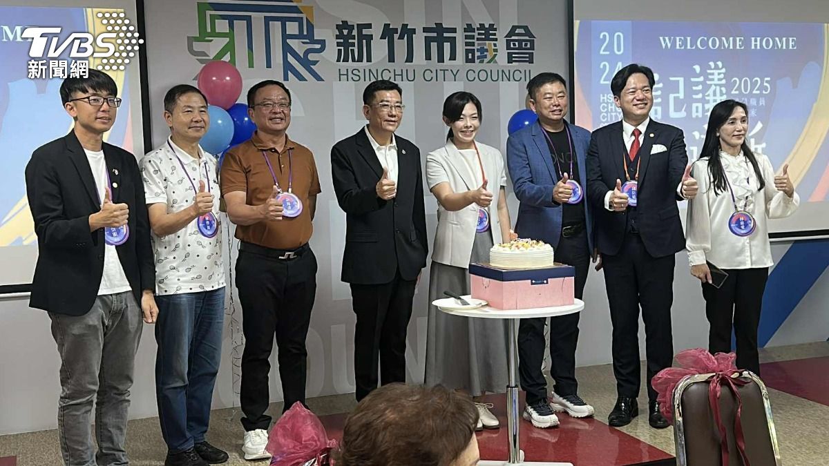 罷免案後首露面！高虹安現身議會「回娘家」活動，一席話逗樂全場。（圖／ＴＶＢＳ）