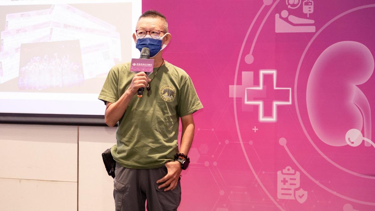 腎友黃先生接受居家腹膜透析,生活自在,持續騎車、出遊,工作與興趣不受限。(圖/高雄長庚提供)