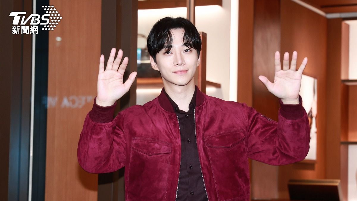韓星李俊昊28號下午又再來到台灣，一身暗紅色外套帥氣爆表。（圖／趙世平攝）