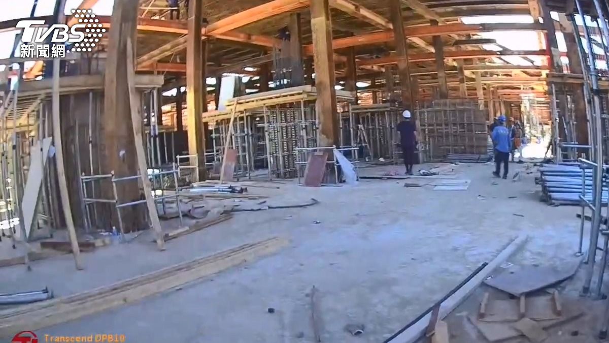 逃逸移工躲避追緝爬上鋼樑,專勤隊員求助消防隊。 (圖/TVBS)